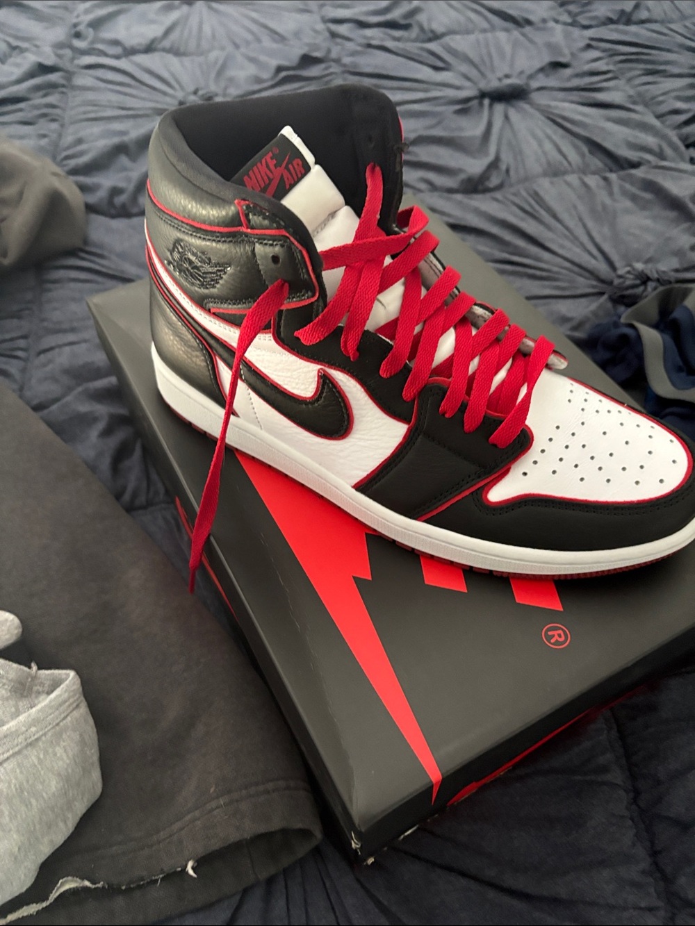 Jordan Air High Top OG Bloodlines Sneakers - White/Black/Red